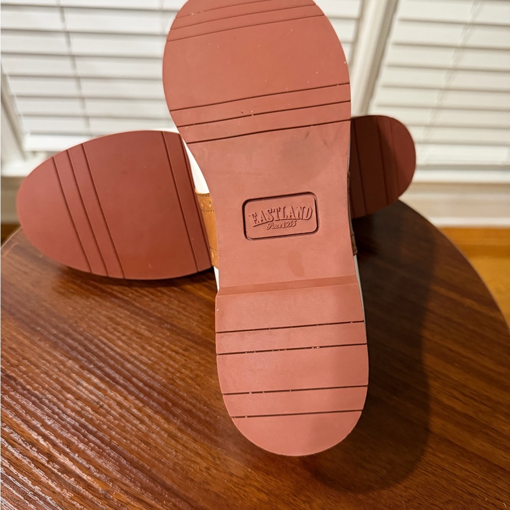 Eastland Women’s White and Brown Women's Flats! Size 8! Best Offer Accepted! 🤍🤎 - Picture 12 of 13